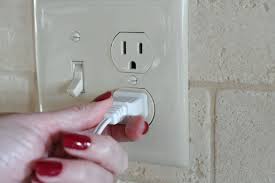 Outlet Plugs: Two-Prong vs. Three-Prong - Bonney - prong plug