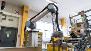 The ultimate guide to palletizing robots - Universal Robots - palletizing robots